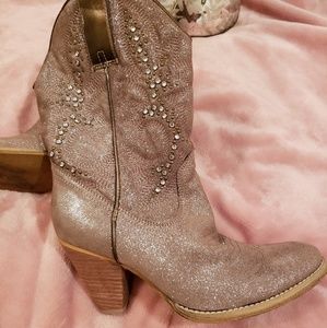Cutest boots listed!